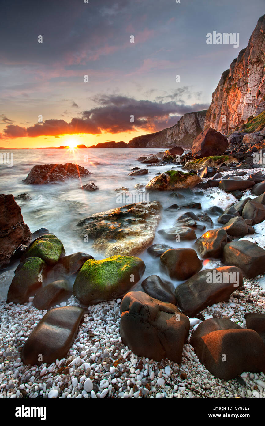 Larrybane sulla costa di Antrim catturata a sunrise. L'Irlanda del Nord. Foto Stock