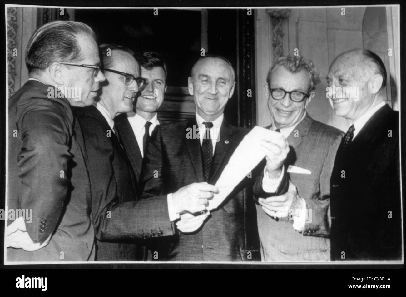 Thomas Kuchel, Philip Hart, Edward Kennedy, Mike Mansfield, Everett Dirksen, Jacob Javits, diritti di voto Bill passaggio, 1965 Foto Stock