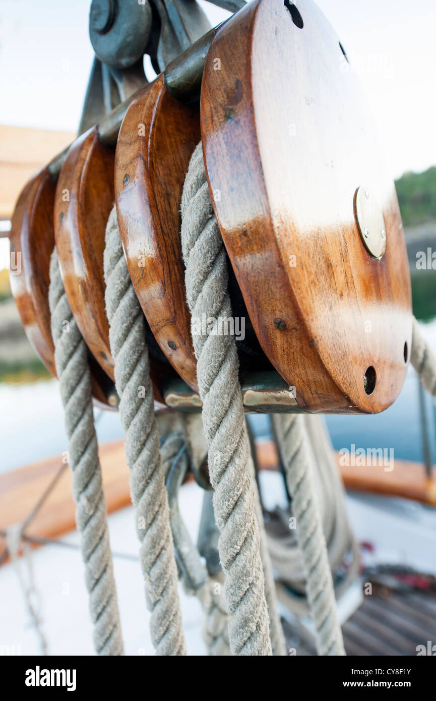 Blocco e affrontare a bordo della tall ship "Zodiaco" vela attraverso il San Juan Isole di Puget Sound in Western Washington, Stati Uniti d'America. Foto Stock