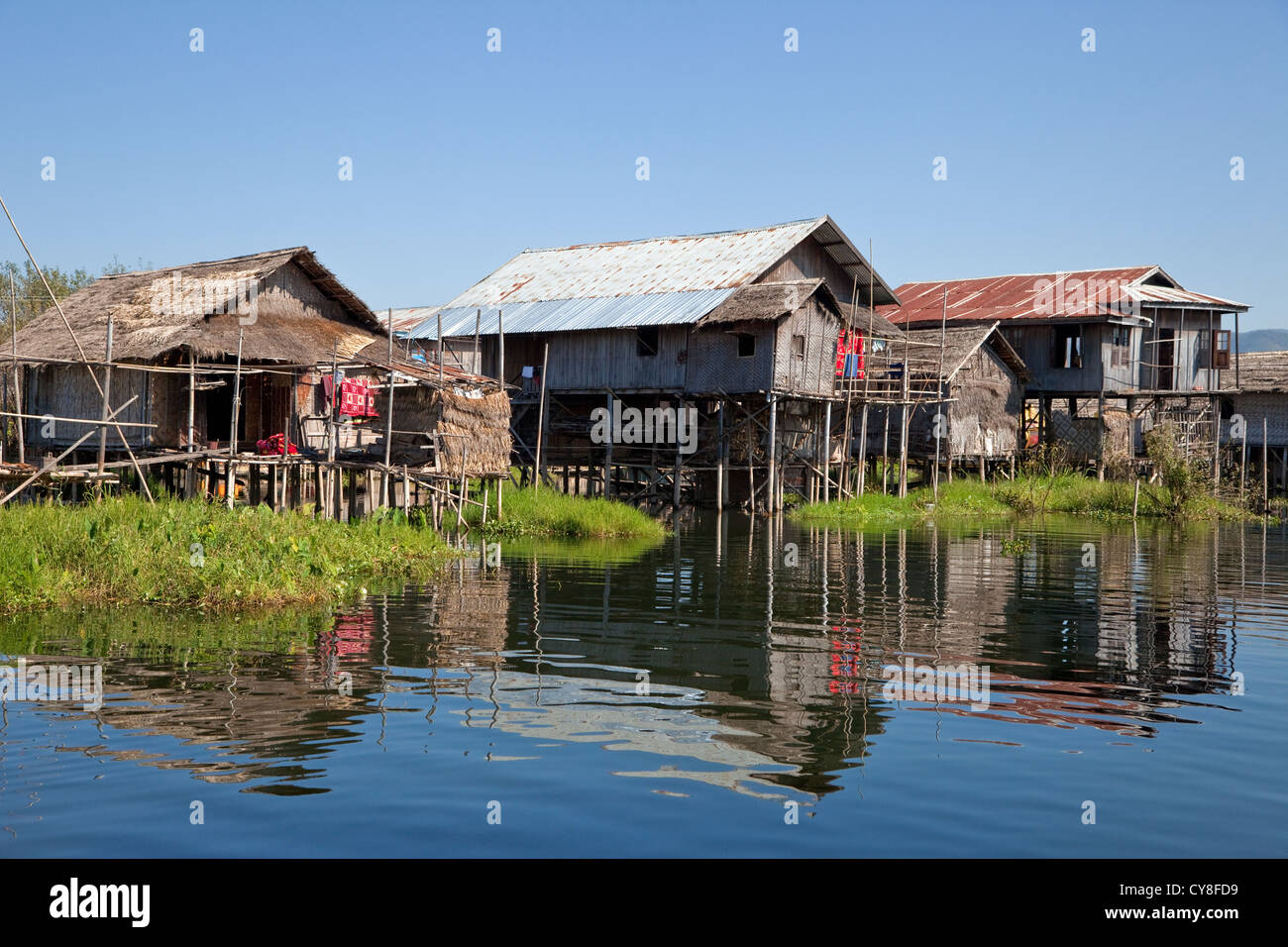 Myanmar Birmania. Case di villaggio su palafitte, Lago Inle, Stato di Shan. Foto Stock