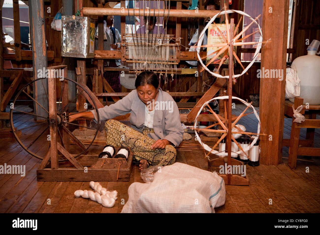Myanmar Birmania. Donna di fibre di filatura da Lotus steli, Lago Inle, Stato di Shan. Foto Stock