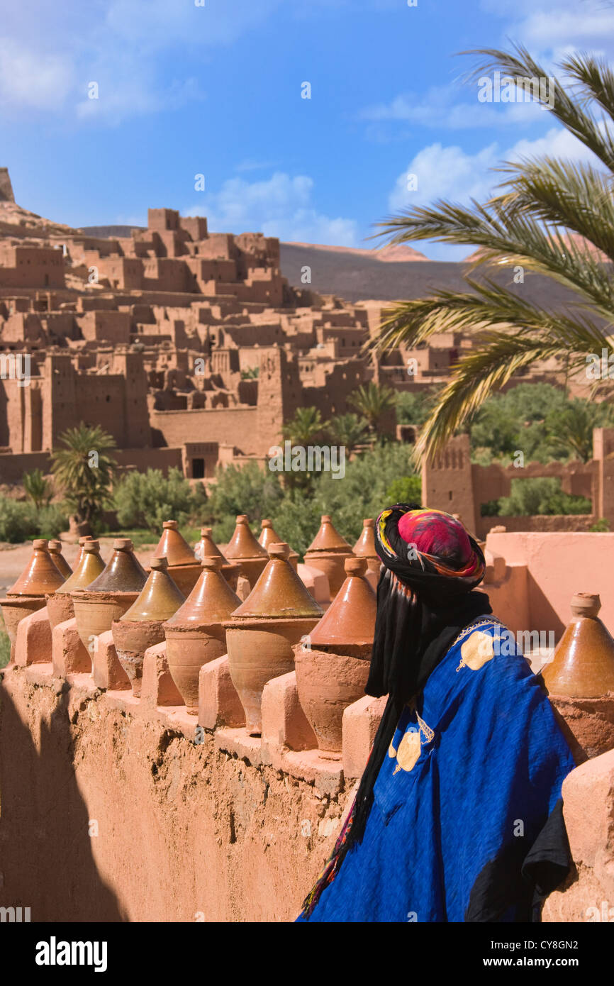 L'uomo con la vecchia Casbah sulla collina, Ouarzazate, Marocco Foto Stock