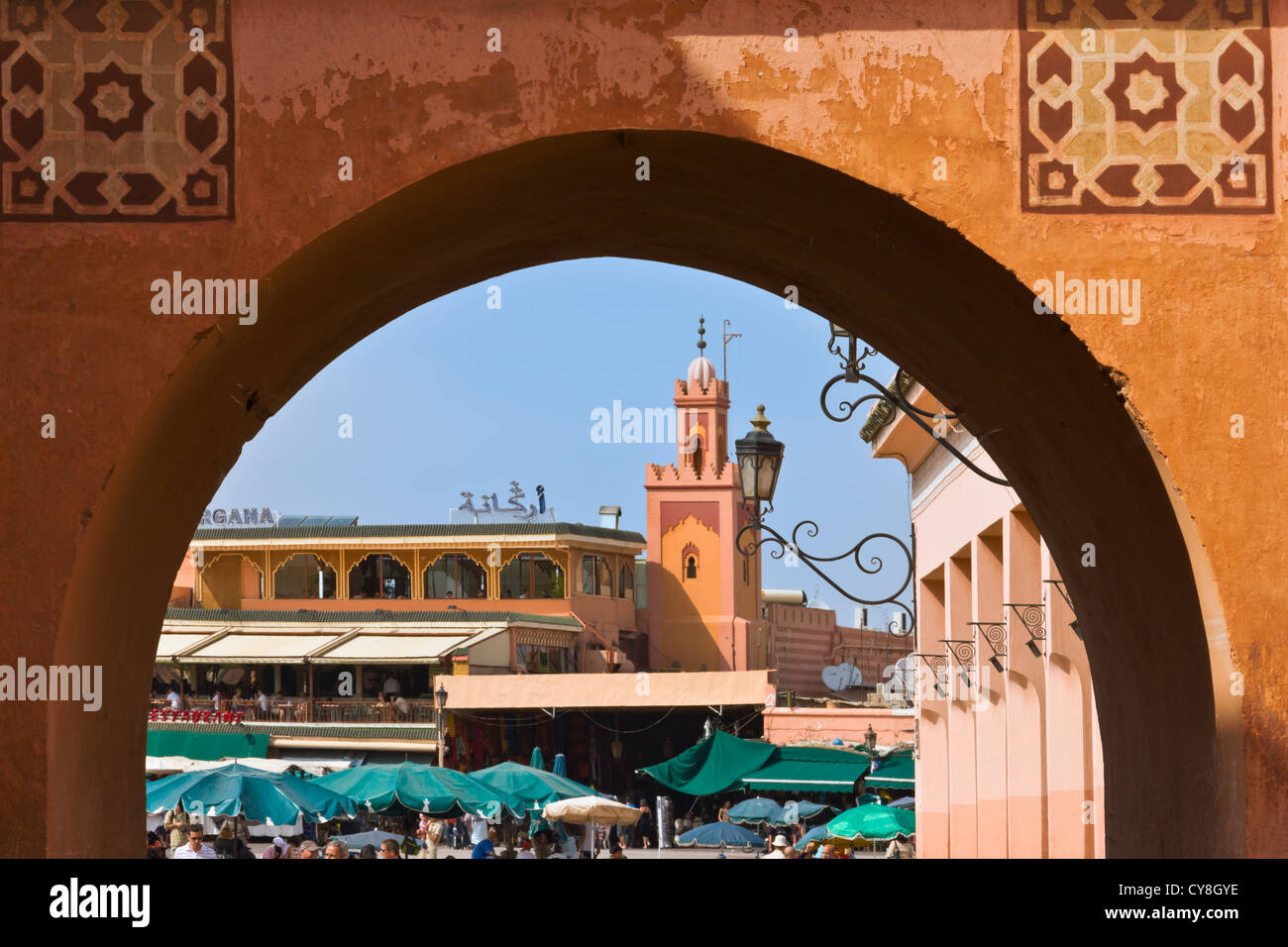 Piazza Jema al-Fna e Moschea di Koutoubia di Marrakech, Marocco Foto Stock