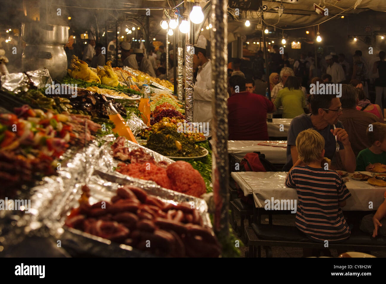 Vista notturna di mercato in piazza Jema al-Fna in Marrakech, Marocco Foto Stock