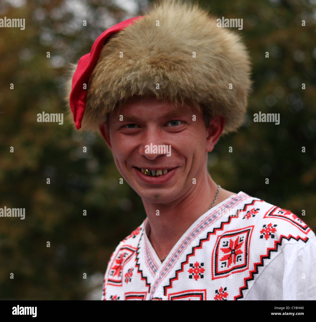 Giovane uomo in ucraino camicia ricamata e un cappello di pelliccia Foto Stock