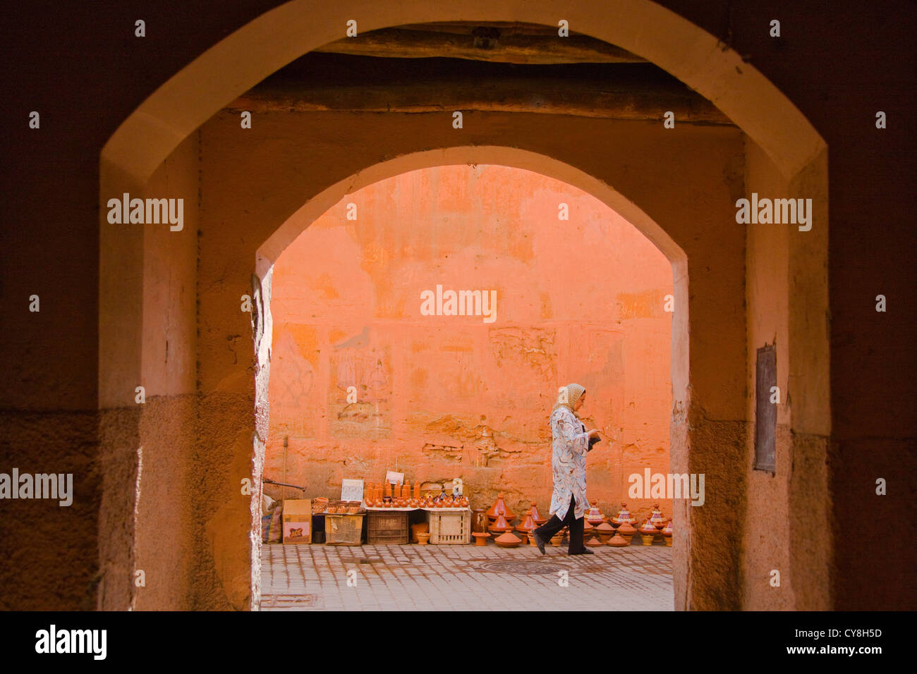 Le persone passano dalla città antica porta della vecchia medina, Marrakech, Marocco Foto Stock