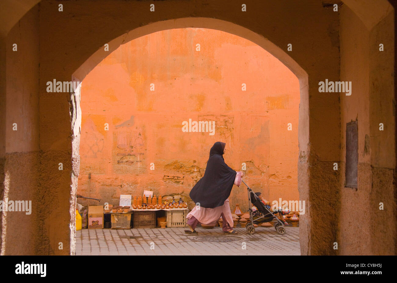 Le persone passano dalla città antica porta della vecchia medina, Marrakech, Marocco Foto Stock