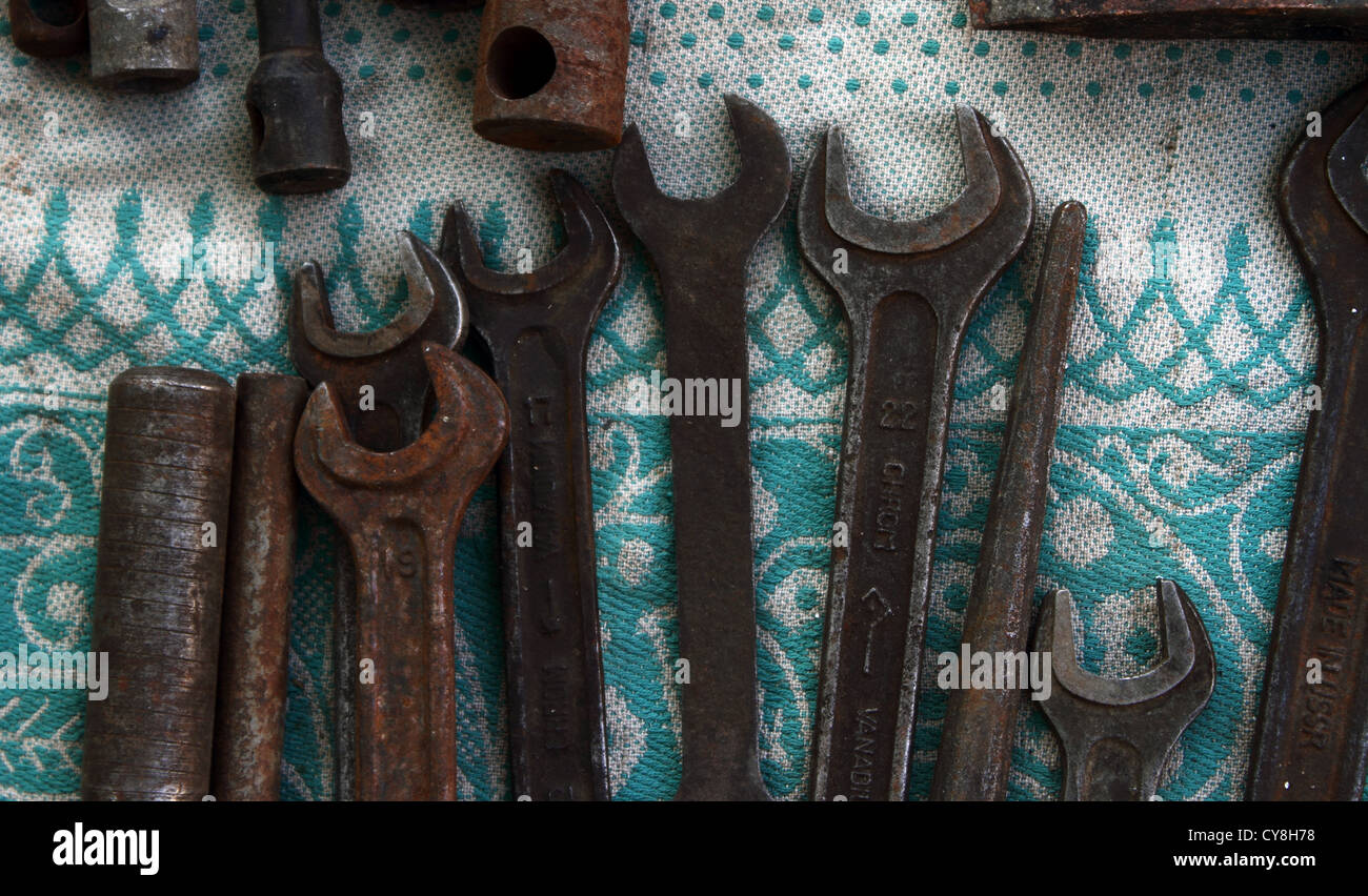 Vecchie chiavi su un tessuto Foto Stock