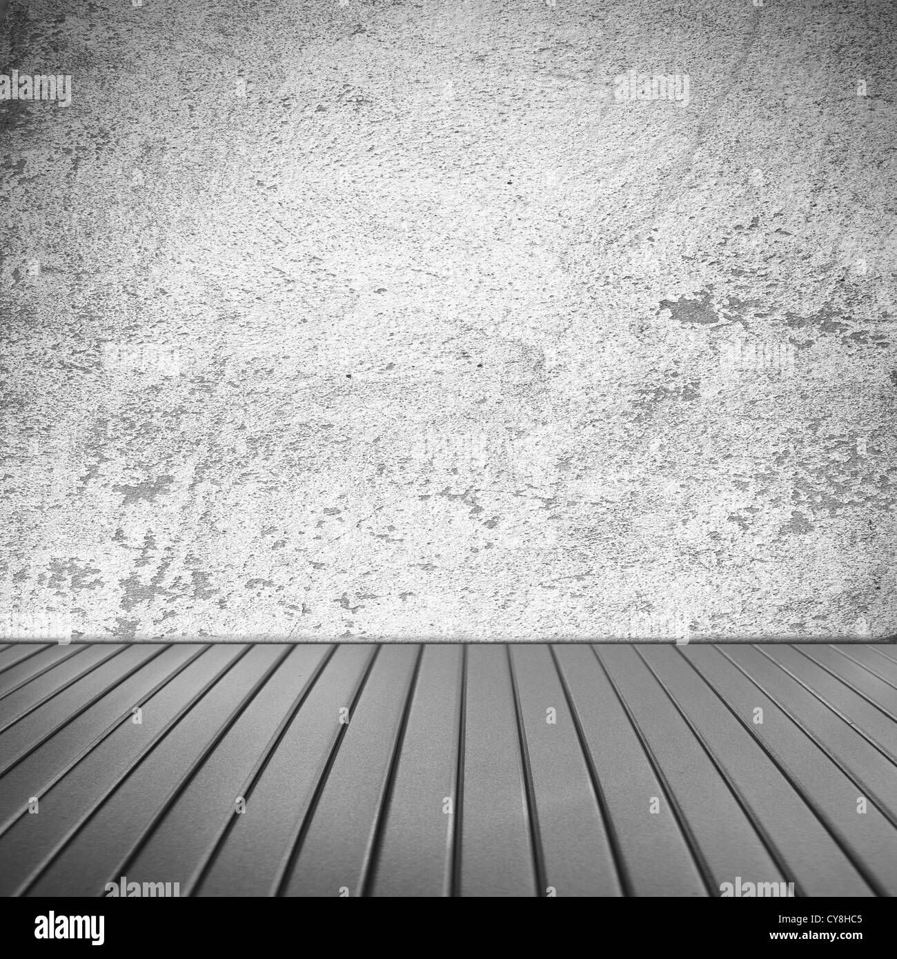 Interno bianco parete grunge texture di sfondo e il vecchio pavimento in legno senza soffitto camera vintage Foto Stock