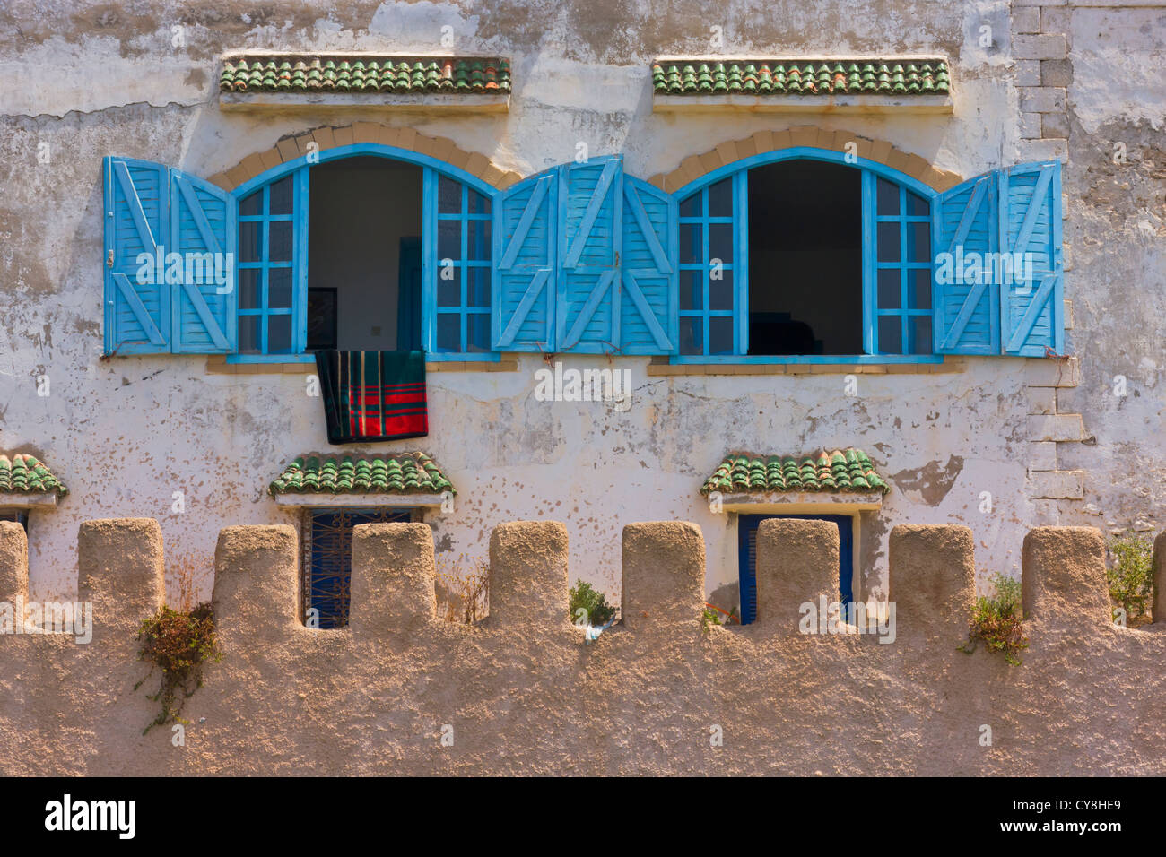 Le mura che circondano la vecchia medina, Essaouira, Marocco Foto Stock