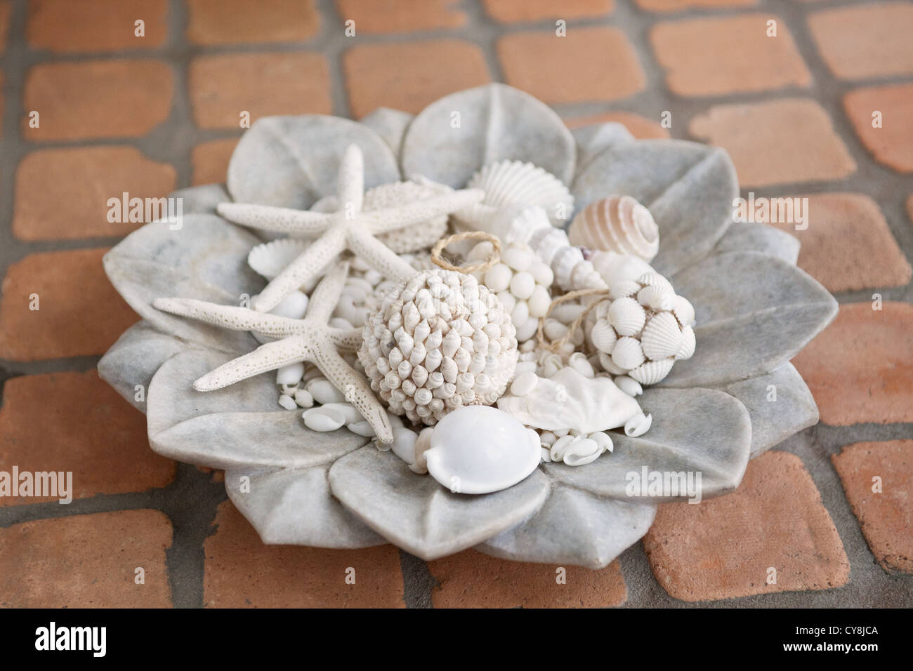 Bagno lifestyle pietra scolpita piatto di Bali con conchiglie in lifestyle home Foto Stock