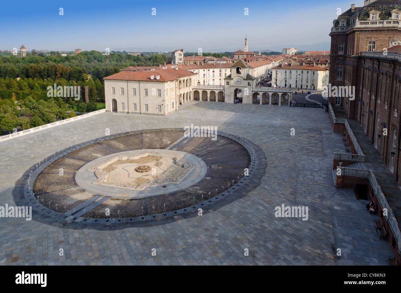 Fontana e piazza all'ingresso del palazzo di Venaria Foto Stock