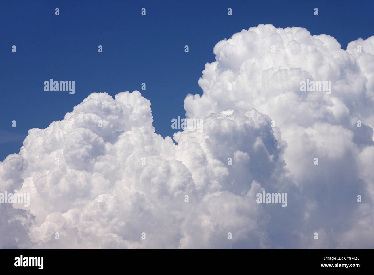 Nuvole di pioggia in un cielo blu Foto Stock