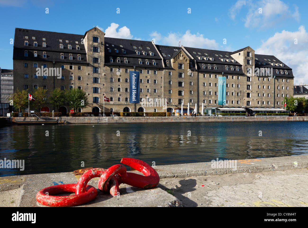 L'Admiral Hotel al porto di fronte a Larsens Plads nel porto di Copenhagen, Danimarca. Anelli di ormeggio in primo piano. Foto Stock