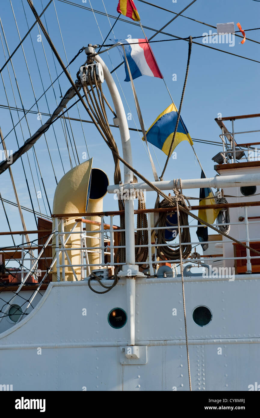 Bandiere sollevano sul quarto ponte di Tall Ships Foto Stock