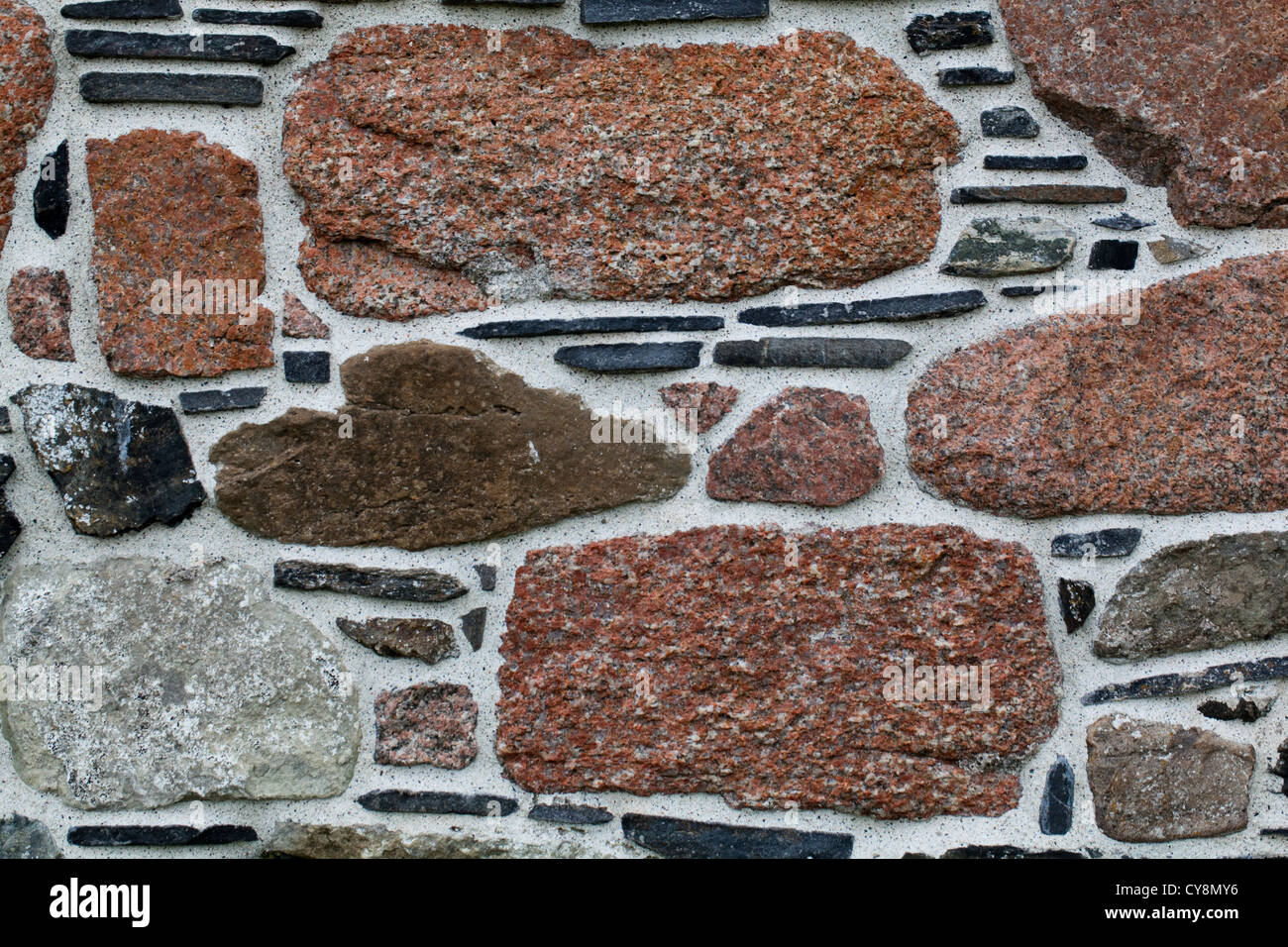 Chiesa abbaziale, Iona. Ri-costruito muro di split massi di granito tenuti insieme con malta di calce. Foto Stock