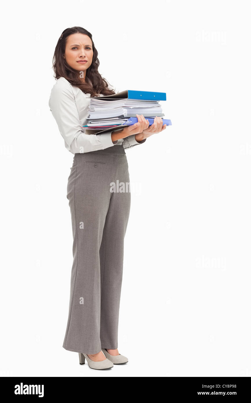 La donna che porta un sacco di file Foto Stock