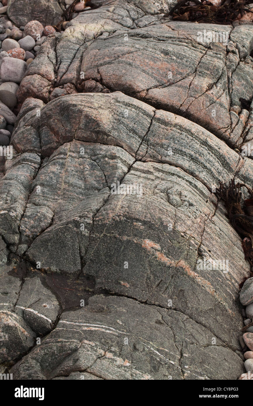 Affioramento di acqua di mare ha eroso Lewisian Gneisses fascettato. Lato Ovest dell isola di Iona. Ebridi Interne, SW della Scozia. Foto Stock