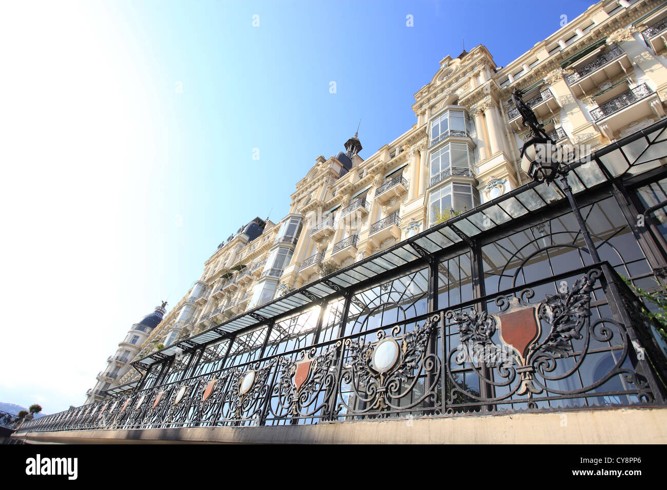 La pittoresca architettura Belle Epoque della Regina edificio nella città di Nizza Foto Stock