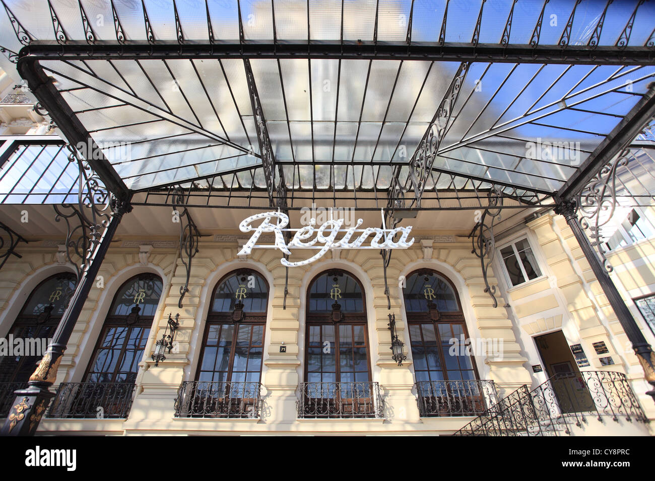 La pittoresca architettura Belle Epoque della Regina edificio nella città di Nizza Foto Stock