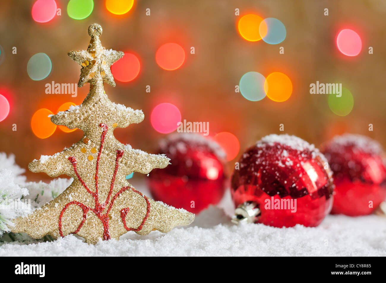 Albero di natale e baubles contro sfocato sfondo colorato Foto Stock