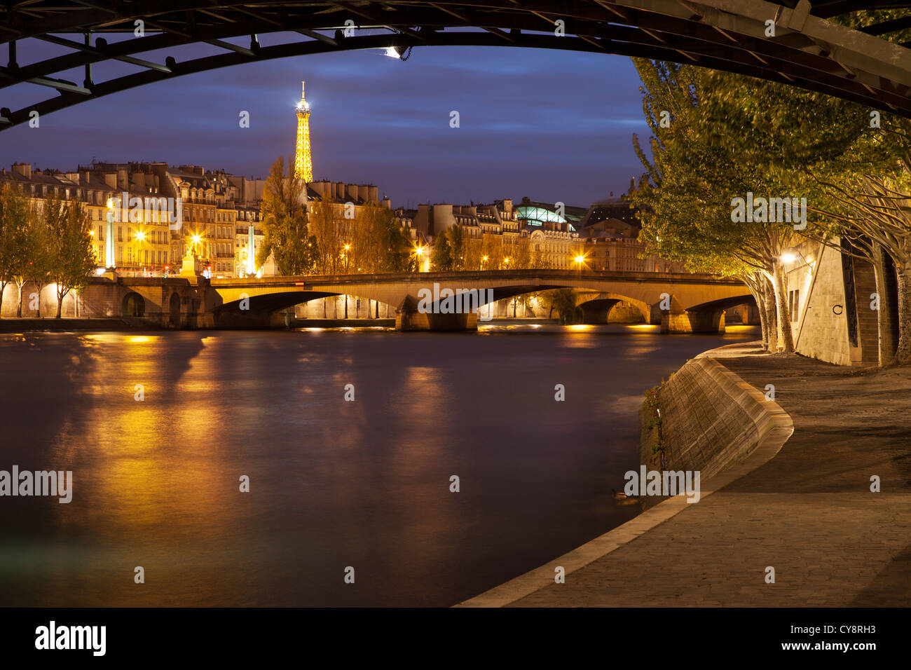 Senna, la Torre Eiffel e gli edifici di Parigi di notte, Ile-de-France, Francia Foto Stock