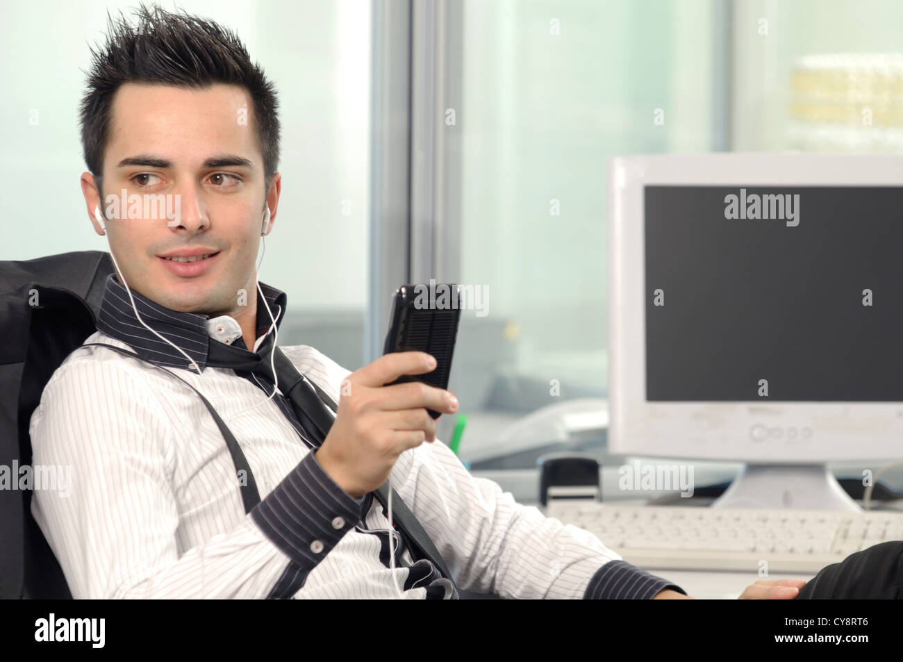 Imprenditore ascoltando musica Foto Stock