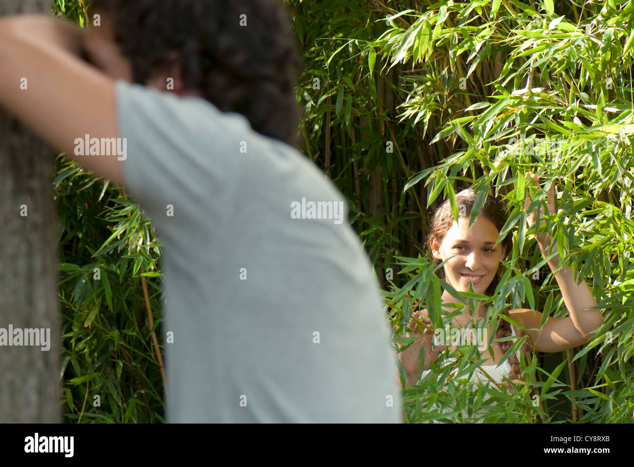 Giovane donna a giocare a nascondino Foto Stock