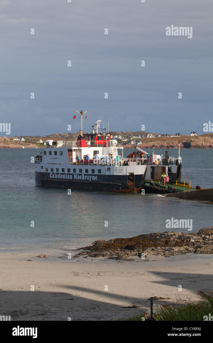 Caledonian MacBrayne Ferry circa per lasciare il porto Ronain Iona per Fionnphort, Mull, attraversando i dieci miglia del suono di Iona. Foto Stock
