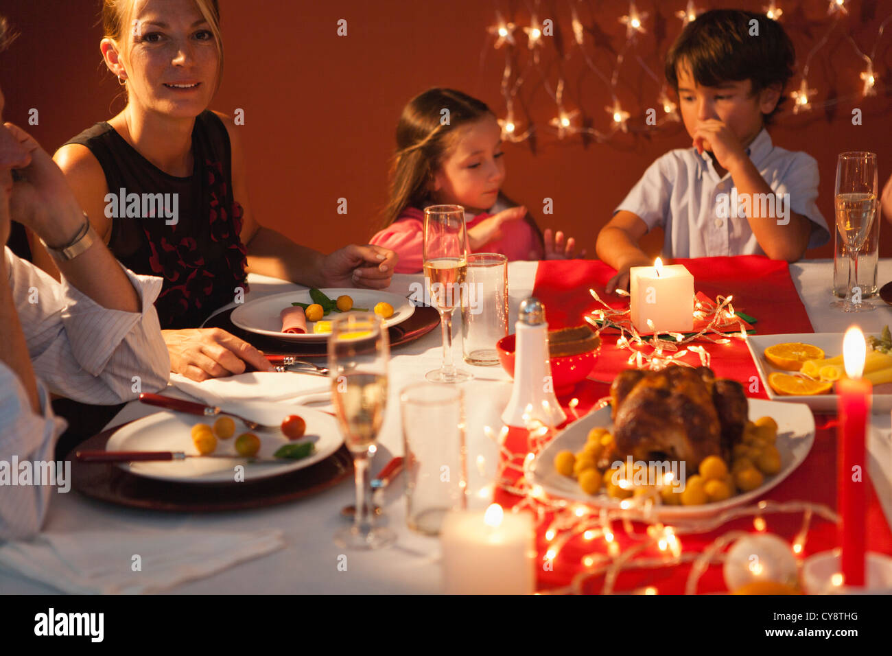 Famiglia riunita attorno al tavolo per la cena di Natale Foto Stock