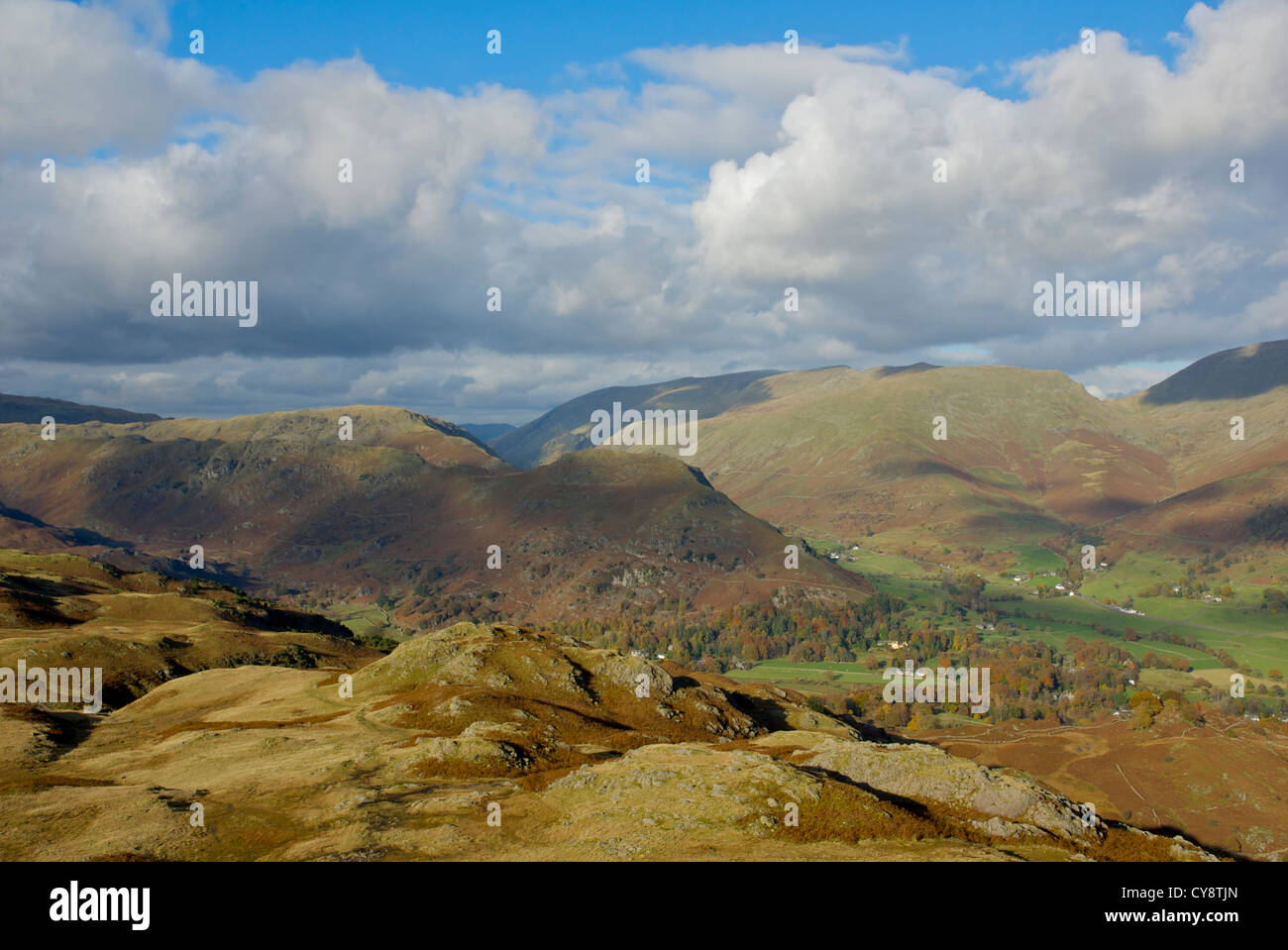 Helm Crag e Helvellyn, visto da argento come, Parco Nazionale del Distretto dei Laghi, Cumbria Inghilterra REGNO UNITO Foto Stock