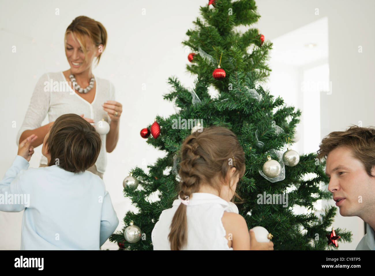 Famiglia decorare albero di Natale insieme Foto Stock