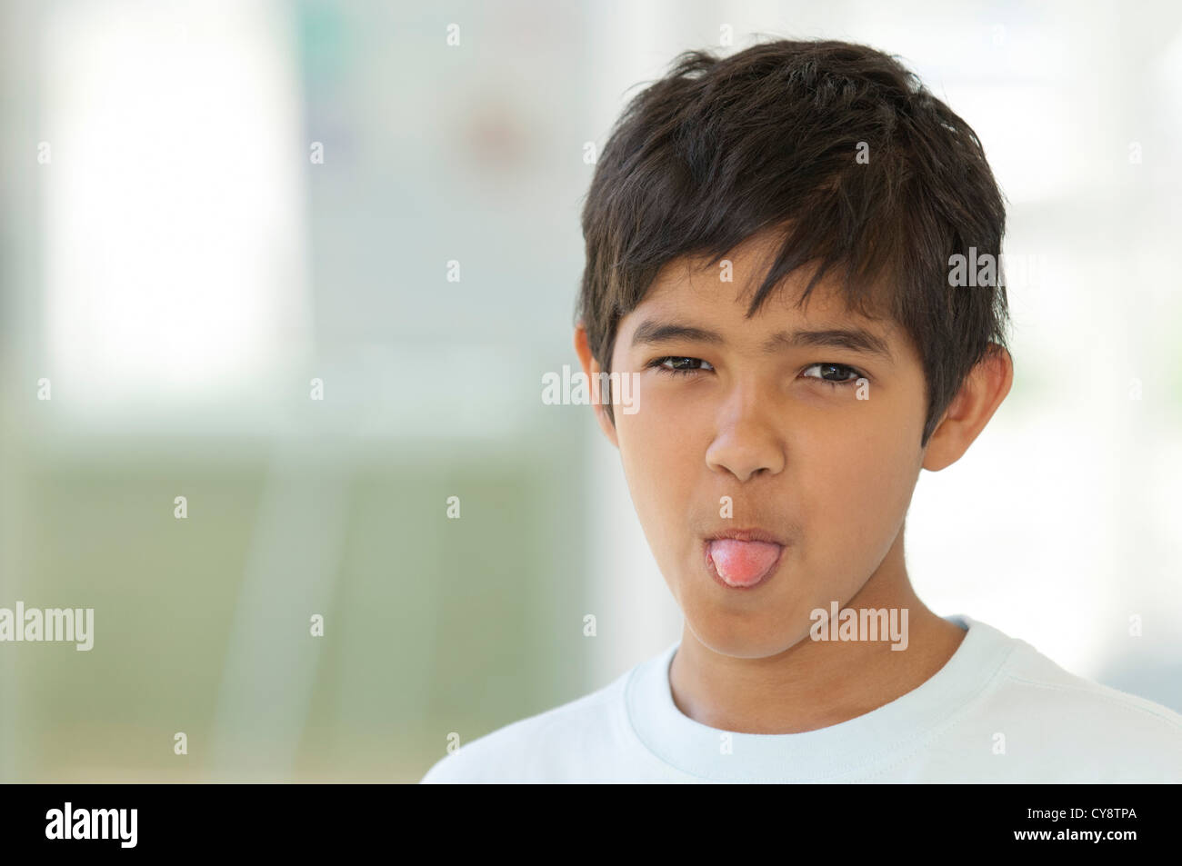 Ragazzo spuntavano lingua, ritratto Foto Stock