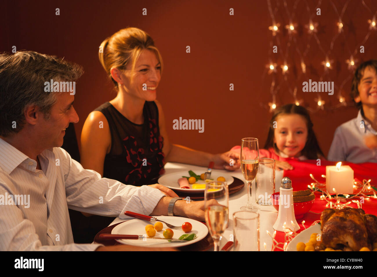 Famiglia avente la cena di Natale Foto Stock