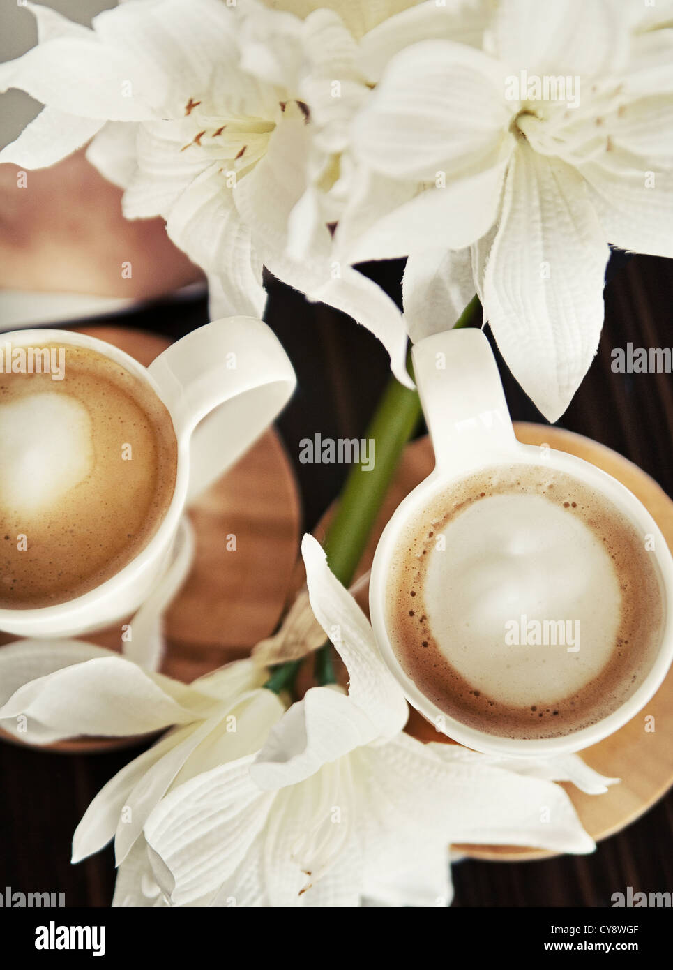 Tazze di caffè con fiori Foto stock - Alamy