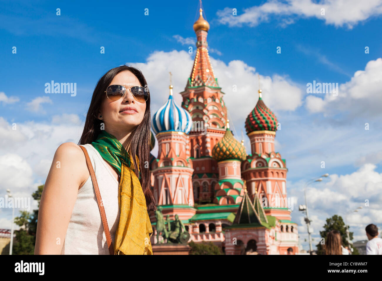 Tourist donna di fronte a San Basilio cathetral a Mosca Foto Stock
