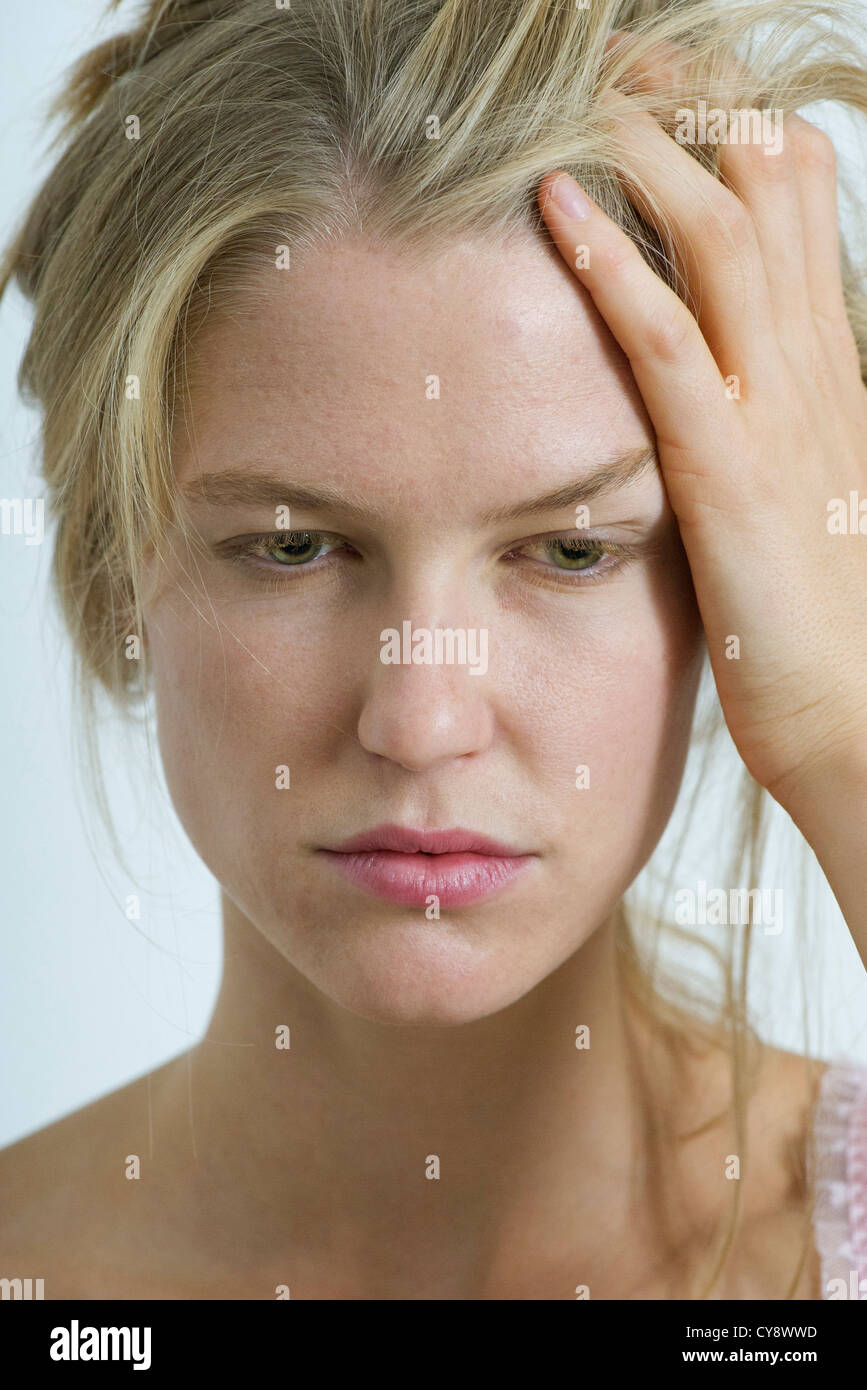 Giovane donna appena il risveglio, ritratto Foto Stock
