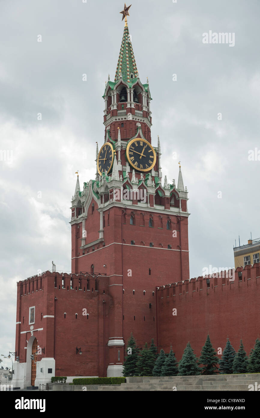 Torre Spasskaya (Kremlin) sulla Piazza Rossa (Mosca) Foto Stock