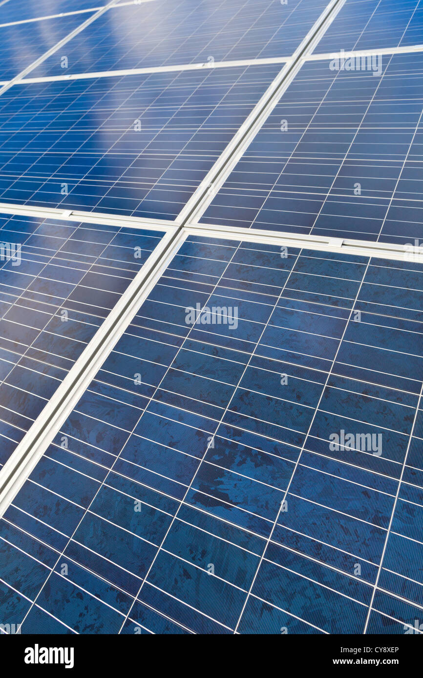Solare fotovoltaico campo di pannelli per la produzione di energia da fonti rinnovabili Foto Stock