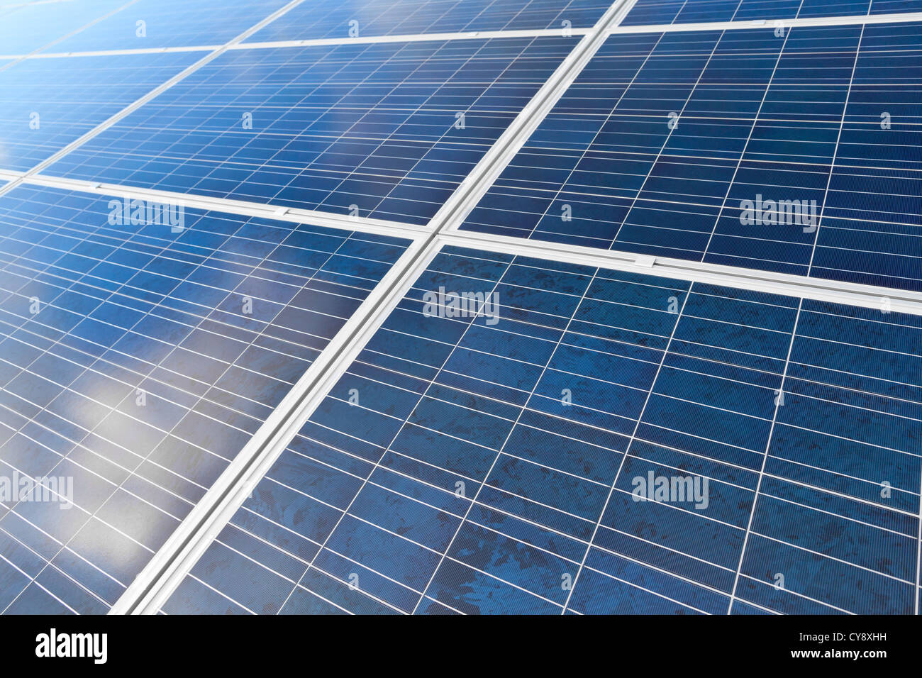 Solare fotovoltaico campo di pannelli per la produzione di energia da fonti rinnovabili Foto Stock