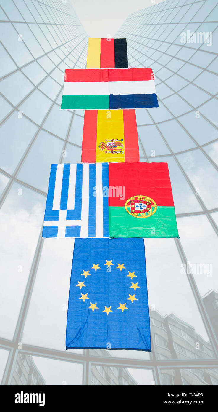 Bandiere di diversi membri della Unione Europea sovrapposta sulla facciata grattacielo Foto Stock