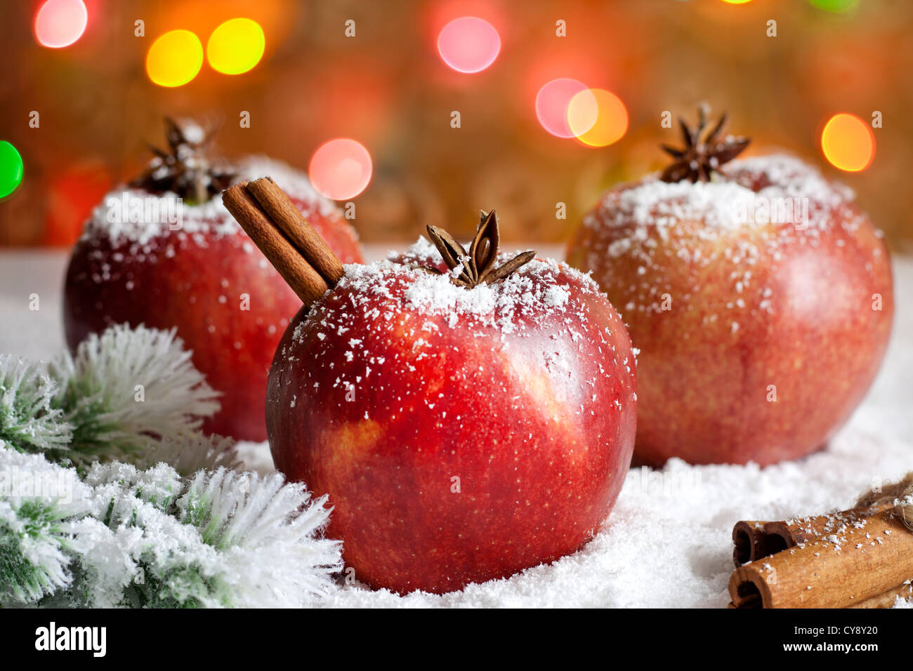 Gastronomia natalizia le mele sulla neve primo piano e sfondo sfocato Foto Stock