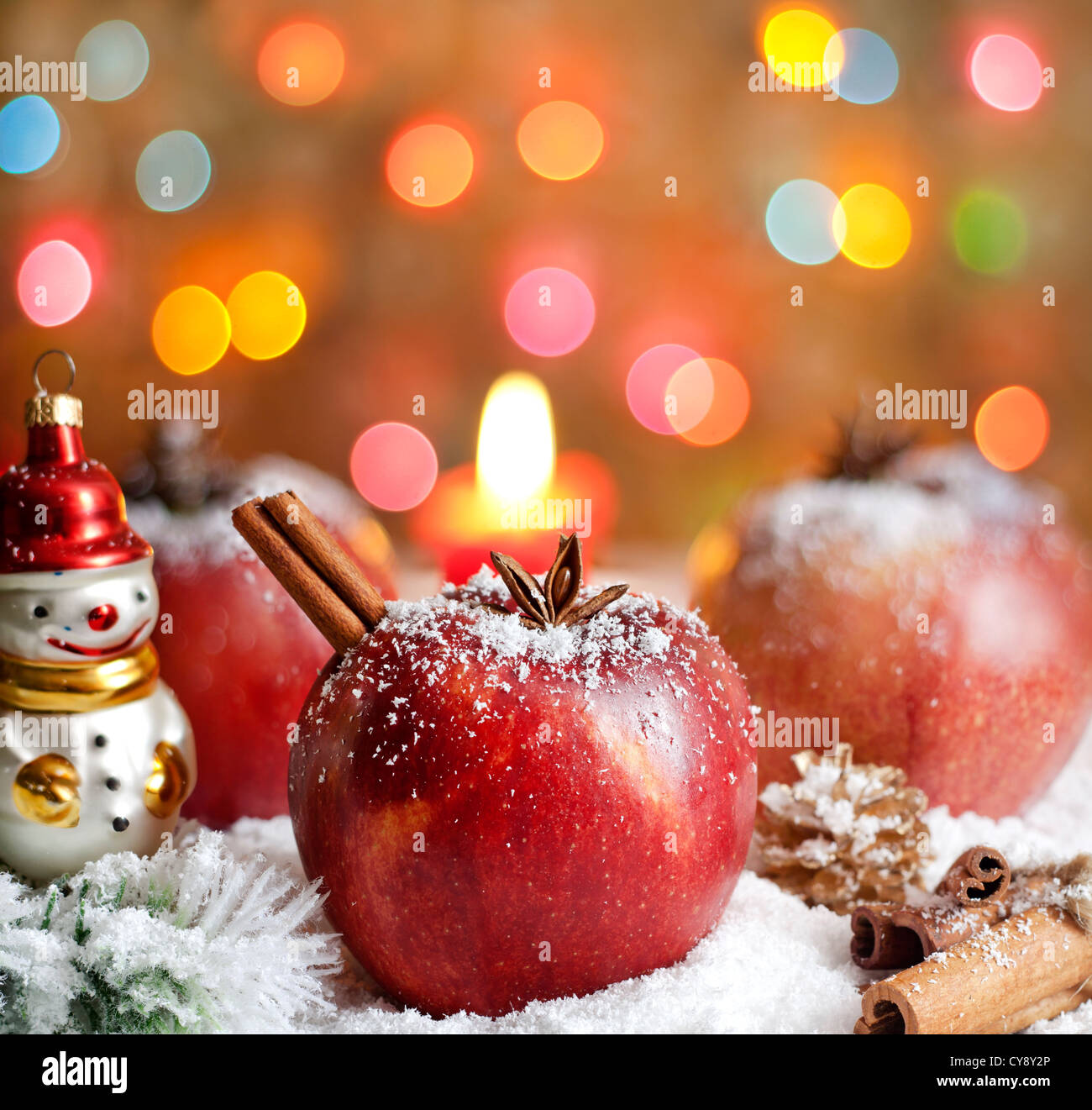 Gastronomia natalizia le mele sulla neve primo piano e sfondo sfocato Foto Stock