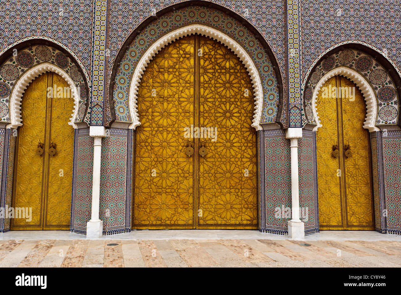 Primo piano dei 3 principali ornati in ottone e piastrella porte al palazzo reale di Fez, Marocco Foto Stock