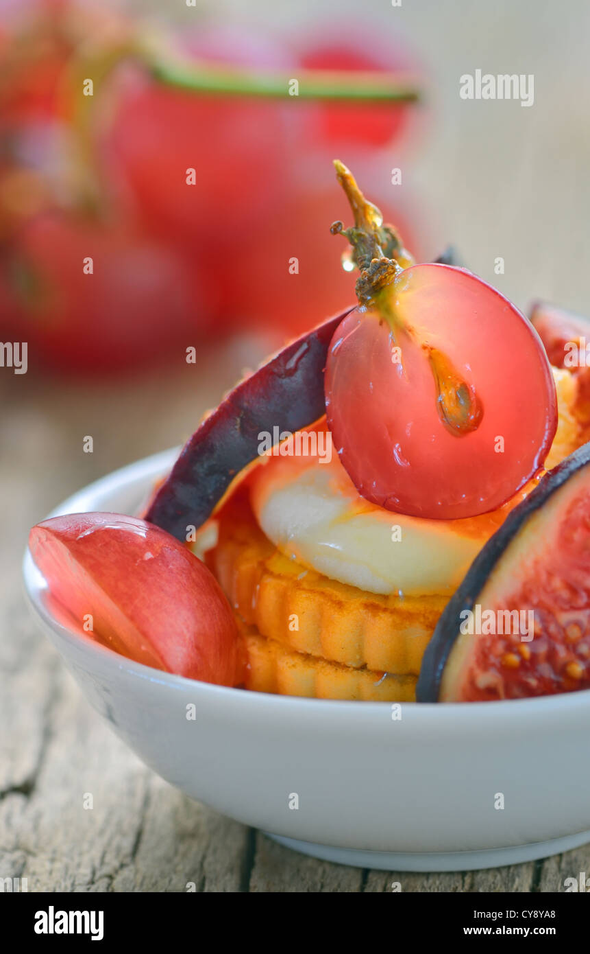 Torta circondata con fichi e uva Foto Stock