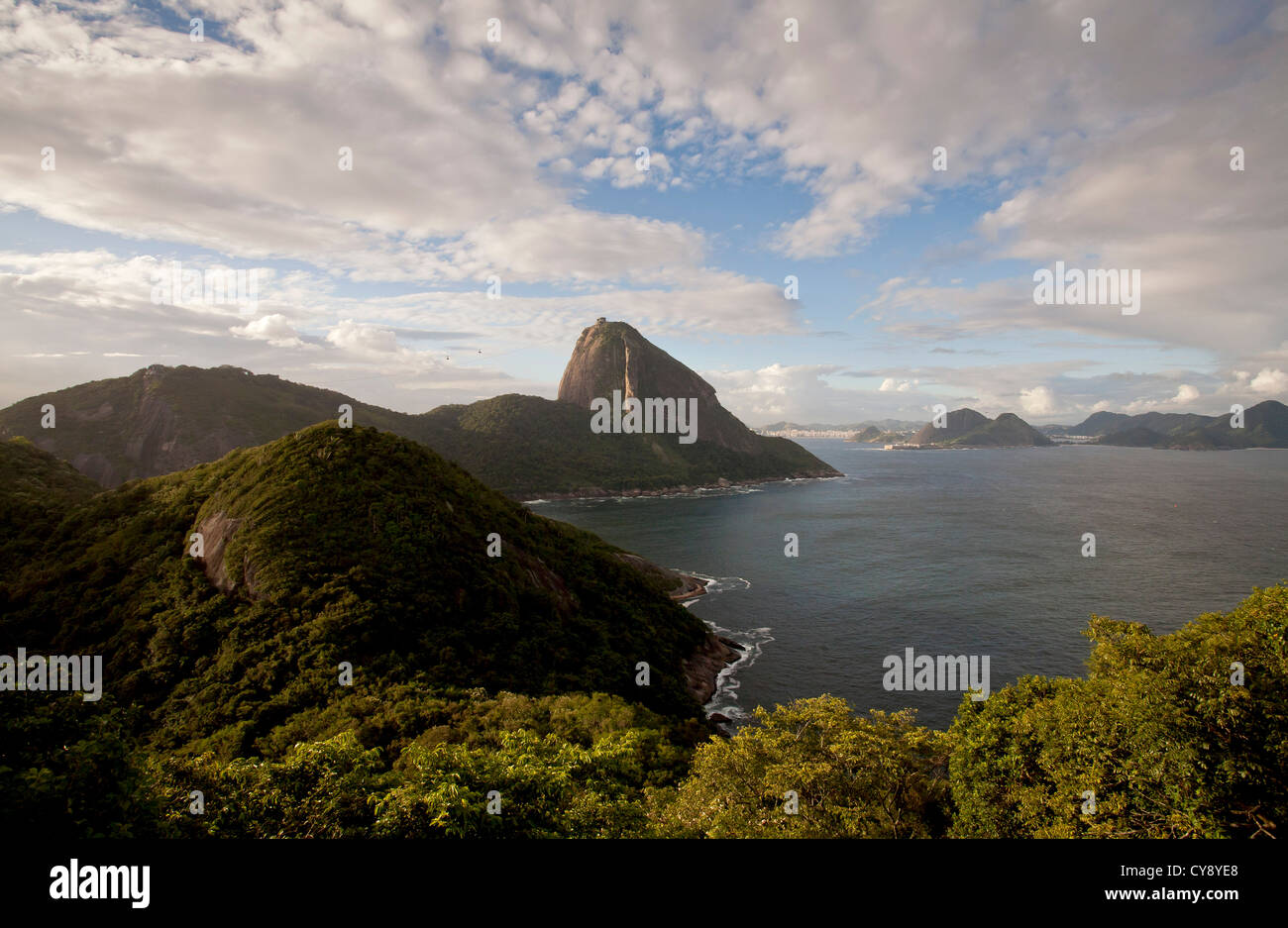 Vista verso la montagna Sugar Loaf dal Leme Fort di Rio de Janeiro in Brasile Foto Stock