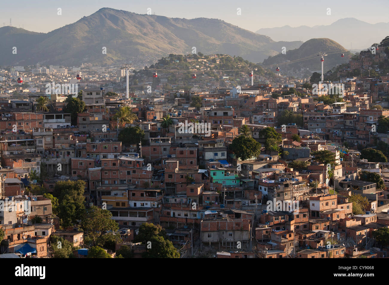 Complexo do Alemão Favela con funivia nella distanza di Rio de Janeiro in Brasile Foto Stock