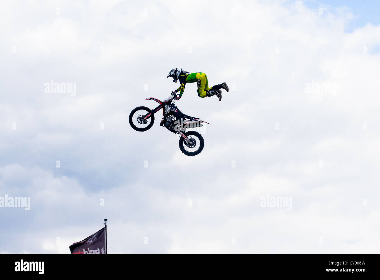 Ciclo motore pilota stunt, volare con la bicicletta Foto Stock