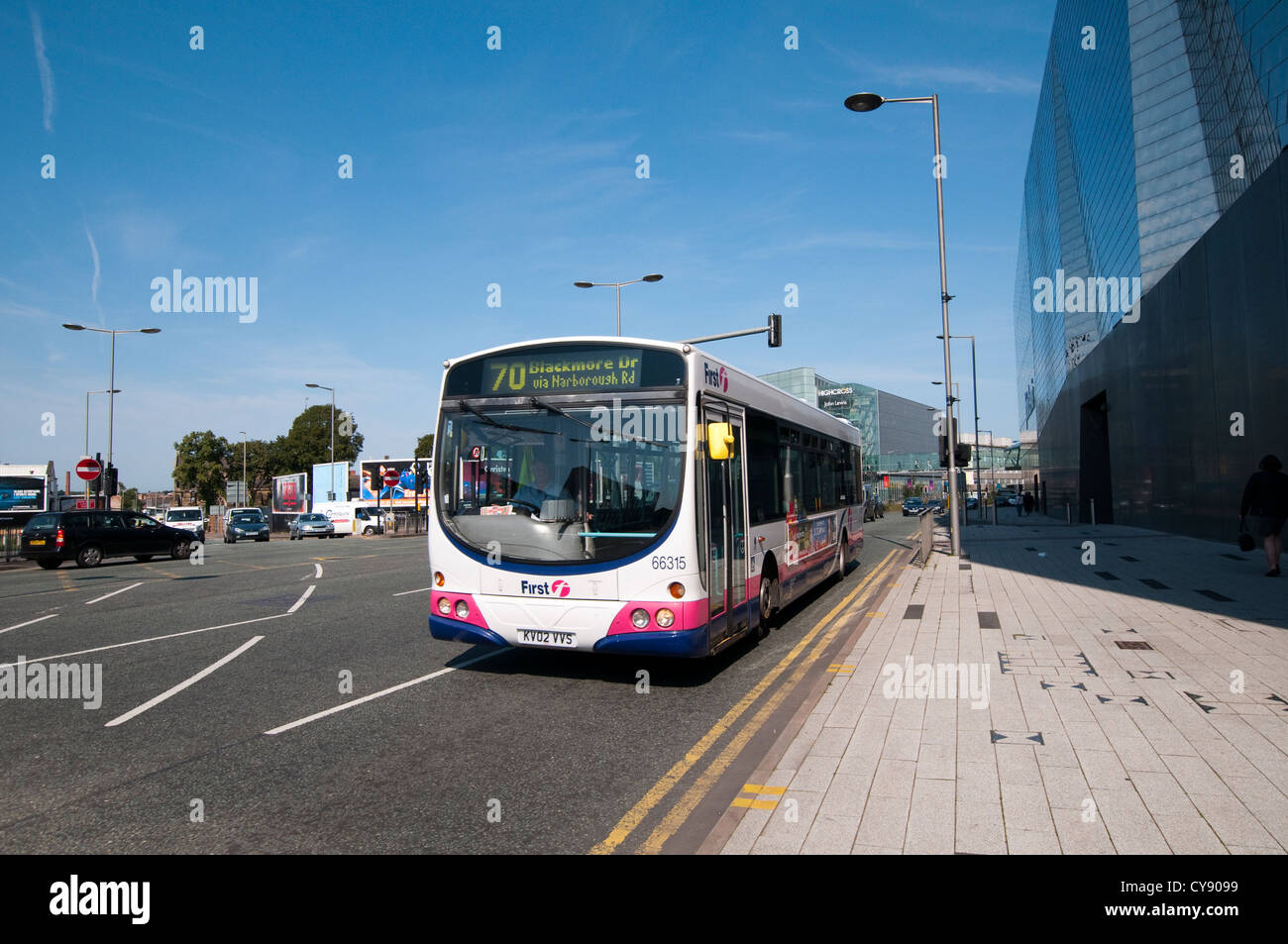 Un bus di guida attraverso il Leicester City Centre, England Regno Unito Foto Stock