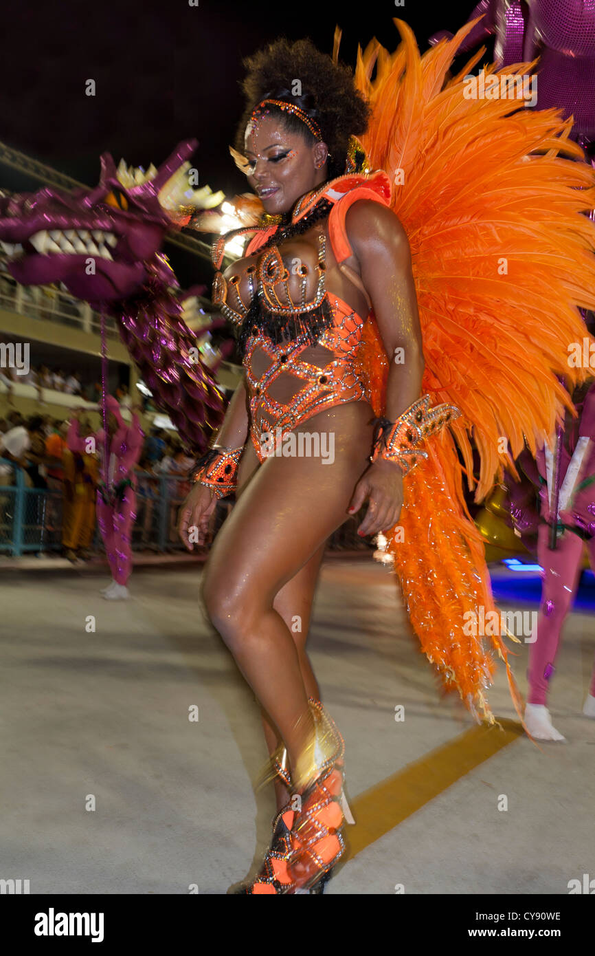 Donna con arancio brillante Plummage durante la sfilata di carnevale in Sambadrome Rio de Janeiro in Brasile Foto Stock